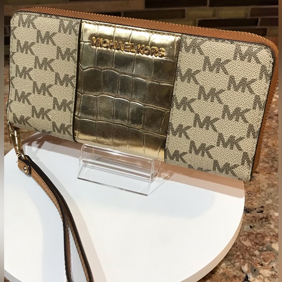 Michael Kors Gold Croc Embossed Signature Large Zip Around Wallet/Wristlet ๐ฅ - Picture 10 of 17